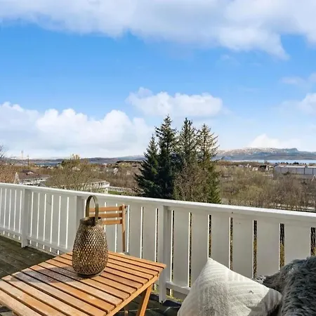 Three Bedroom Private House Hébergement de vacances Bodø